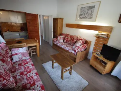 Télévision ou salle de divertissement dans l'établissement Charmant 2 pièces avec Wifi, exposé sud à 500m des pistes - FR-1-449-154