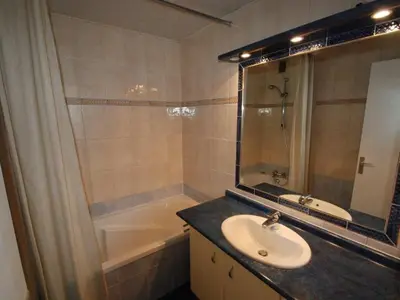Salle de bains dans l'établissement Charmant 2 pièces avec Wifi, exposé sud à 500m des pistes - FR-1-449-154