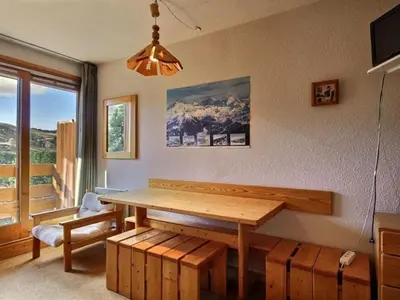 Télévision ou salle de divertissement dans l'établissement Appartement 2 pièces avec balcon au pied des pistes, 4 personnes - FR-1-455-14