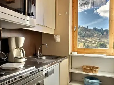 Cuisine ou kitchenette dans l'établissement Appartement 2 pièces avec balcon au pied des pistes, 4 personnes - FR-1-455-14