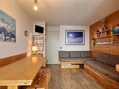 Télévision ou salle de divertissement dans l'établissement Appartement 2 pièces avec balcon au pied des pistes, 4 personnes - FR-1-455-14