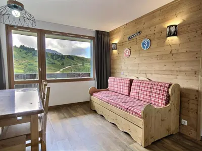 Coin salon dans l'établissement Appartement rénové avec balcon, pied des pistes, proche commerces - FR-1-455-35