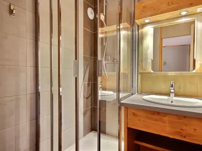 Salle de bains dans l'établissement Appartement rénové avec balcon, pied des pistes, proche commerces - FR-1-455-35