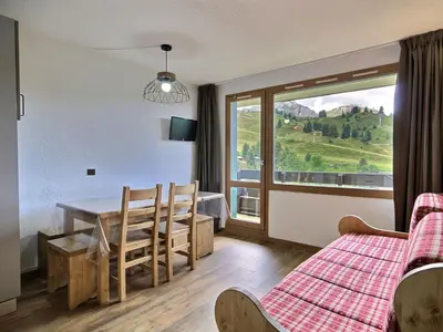 Télévision ou salle de divertissement dans l'établissement Appartement rénové avec balcon, pied des pistes, proche commerces - FR-1-455-35