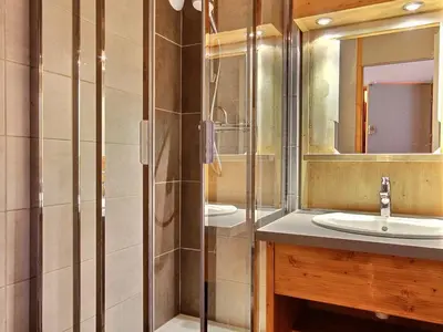 Salle de bains dans l'établissement Appartement rénové avec balcon, pied des pistes, proche commerces - FR-1-455-35
