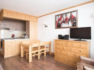 Cuisine ou kitchenette dans l'établissement Appartement Luxe avec WiFi à 500m des pistes, 6 couchages - FR-1-449-44