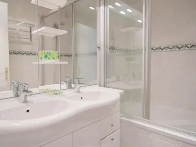 Salle de bains dans l'établissement Appartement à Tignes, 2 pièces, 500m pistes - FR-1-449-155