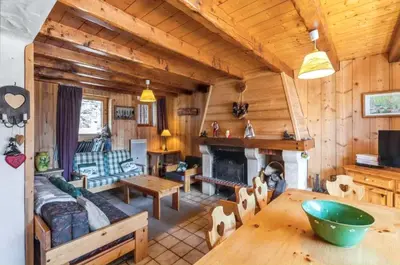 Télévision ou salle de divertissement dans l'établissement Chalet chaleureux à Champagny-en-Vanoise avec jacuzzi