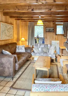 Coin salon dans l'établissement Chalet chaleureux à Champagny-en-Vanoise avec jacuzzi
