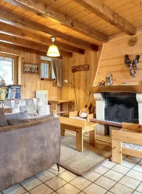 Coin salon dans l'établissement Chalet chaleureux à Champagny-en-Vanoise avec jacuzzi