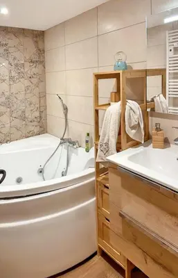 Salle de bains dans l'établissement Chalet chaleureux à Champagny-en-Vanoise avec jacuzzi