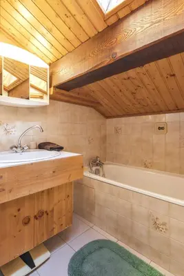 Salle de bains dans l'établissement Chalet chaleureux à Champagny-en-Vanoise avec jacuzzi