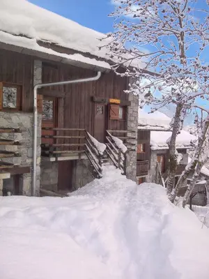 L'établissement Chalet chaleureux à Champagny-en-Vanoise avec jacuzzi en hiver