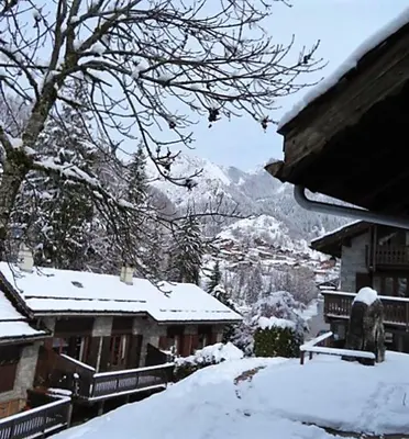L'établissement Chalet chaleureux à Champagny-en-Vanoise avec jacuzzi en hiver
