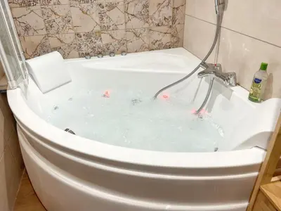 Salle de bains dans l'établissement Chalet chaleureux à Champagny-en-Vanoise avec jacuzzi