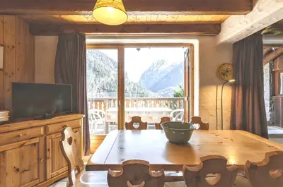 Télévision ou salle de divertissement dans l'établissement Chalet chaleureux à Champagny-en-Vanoise avec jacuzzi