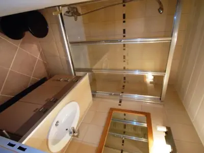 Salle de bains dans l'établissement Appartement 2 pièces plein sud avec wifi à 500m des pistes - FR-1-449-147