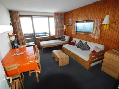 Télévision ou salle de divertissement dans l'établissement Appartement 2 pièces plein sud avec wifi à 500m des pistes - FR-1-449-147