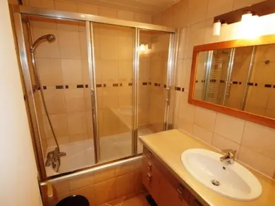Salle de bains dans l'établissement Appartement 2 pièces plein sud avec wifi à 500m des pistes - FR-1-449-147