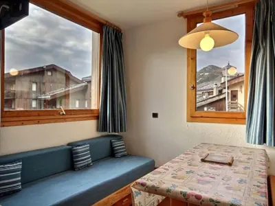 Coin salon dans l'établissement Appartement skis aux pieds, 5 pers., proche commerces - FR-1-455-21
