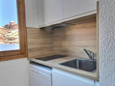 Cuisine ou kitchenette dans l'établissement Appartement skis aux pieds, 5 pers., proche commerces - FR-1-455-21