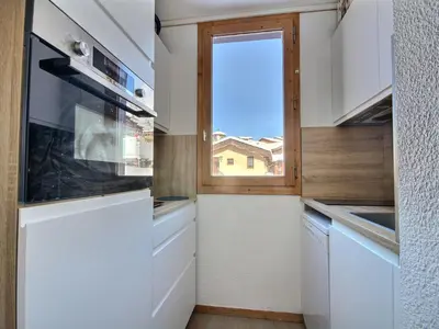 Cuisine ou kitchenette dans l'établissement Appartement skis aux pieds, 5 pers., proche commerces - FR-1-455-21