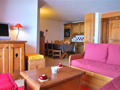 Télévision ou salle de divertissement dans l'établissement Duplex 3 Chambres Les Arcs 1800, Accès Direct aux Pistes, 6 Personnes - FR-1-352-1