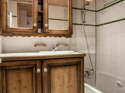 Salle de bains dans l'établissement Appartement 4 pièces avec balcon, piscine et vue pistes, pour 6 pers. à Arc 1800 - FR-1-352-38