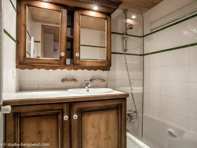 Salle de bains dans l'établissement Appartement 4 pièces avec balcon, piscine et vue pistes, pour 6 pers. à Arc 1800 - FR-1-352-38