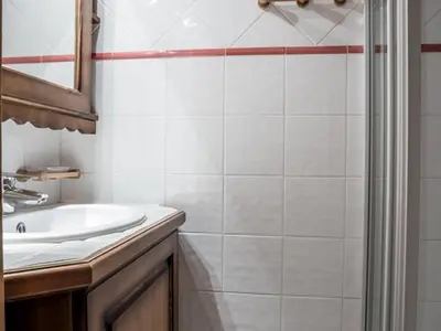 Salle de bains dans l'établissement Appartement 4 pièces avec balcon, piscine et vue pistes, pour 6 pers. à Arc 1800 - FR-1-352-38