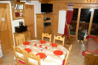 Télévision ou salle de divertissement dans l'établissement Appartement accueillant à Pralognan-la-Vanoise avec balcon et vue