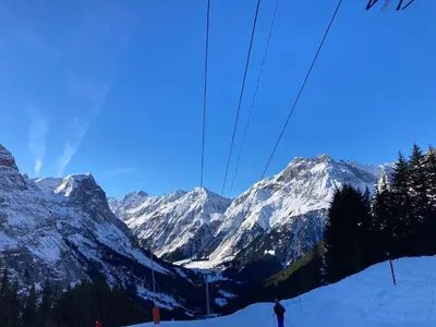 L'établissement Appartement accueillant à Pralognan-la-Vanoise avec balcon et vue en hiver