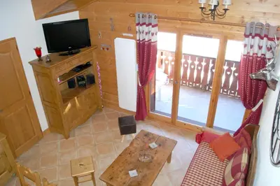 Télévision ou salle de divertissement dans l'établissement Appartement accueillant à Pralognan-la-Vanoise avec balcon et vue