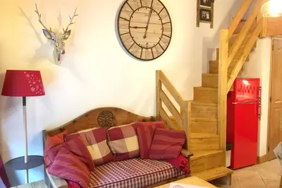Coin salon dans l'établissement Appartement accueillant à Pralognan-la-Vanoise avec balcon et vue