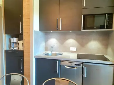 Cuisine ou kitchenette dans l'établissement Appartement rénové skis aux pieds à Belle Plagne - FR-1-351-60