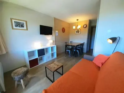 Télévision ou salle de divertissement dans l'établissement Appartement rénové skis aux pieds à Belle Plagne - FR-1-351-60