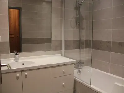 Salle de bains dans l'établissement Confort 2 pièces pied des pistes avec balcon et parking à Tignes - FR-1-449-57