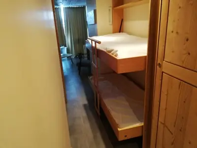 Un ou plusieurs lits dans un hébergement de l'établissement Confort 2 pièces pied des pistes avec balcon et parking à Tignes - FR-1-449-57