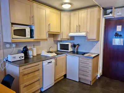 Cuisine ou kitchenette dans l'établissement Appartement 2 pièces sud/ouest, 100m des pistes, WiFi - Tignes - FR-1-449-112