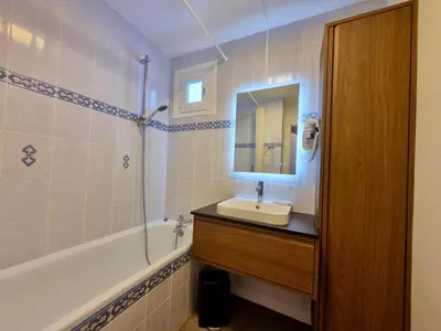 Salle de bains dans l'établissement Appartement 2 pièces sud/ouest, 100m des pistes, WiFi - Tignes - FR-1-449-112