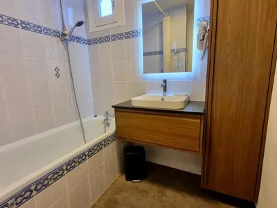 Salle de bains dans l'établissement Appartement 2 pièces sud/ouest, 100m des pistes, WiFi - Tignes - FR-1-449-112