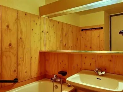 Salle de bains dans l'établissement Studio rez-de-pistes accessible handicapés, 4 personnes - FR-1-455-24