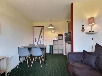 Coin salon dans l'établissement Studio rez-de-pistes accessible handicapés, 4 personnes - FR-1-455-24