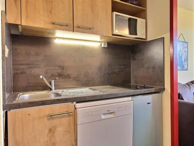 Cuisine ou kitchenette dans l'établissement Studio rez-de-pistes accessible handicapés, 4 personnes - FR-1-455-24