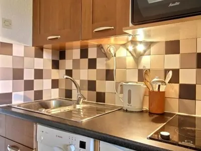 Cuisine ou kitchenette dans l'établissement Studio skis aux pieds, prox. commerces, 6 pers. - FR-1-455-83