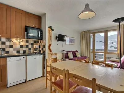Cuisine ou kitchenette dans l'établissement Studio skis aux pieds, prox. commerces, 6 pers. - FR-1-455-83