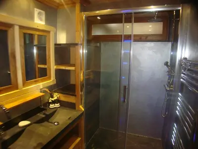 Salle de bains dans l'établissement Chalet l'Avalin