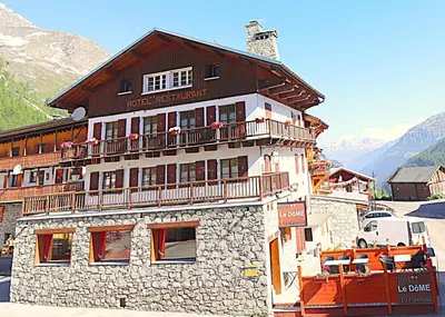 Vue générale sur la montagne ou vue sur la montagne depuis l'hôtel