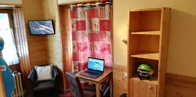 Télévision ou salle de divertissement dans l'établissement Le Dôme