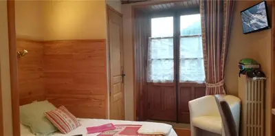 Télévision ou salle de divertissement dans l'établissement Le Dôme
